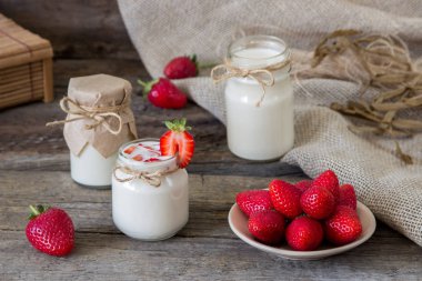 Organik yoğurt çilek kavanoza. Taze çilek ile yo