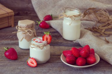 Organik yoğurt çilek kavanoza. Taze çilek ile yo