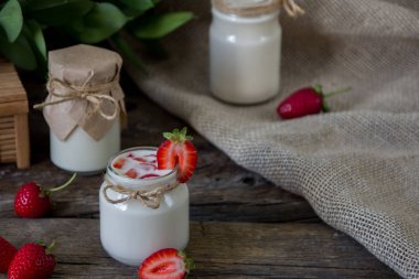 Organik yoğurt çilek kavanoza. Taze çilek ile yo