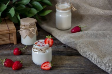 Organik yoğurt çilek kavanoza. Taze çilek ile yo