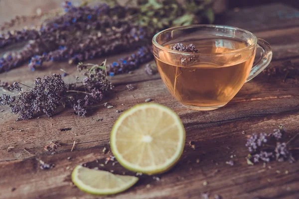 Zöld tea lime és gyógynövényeket is. A fa a oregano tea — Stock Fotó