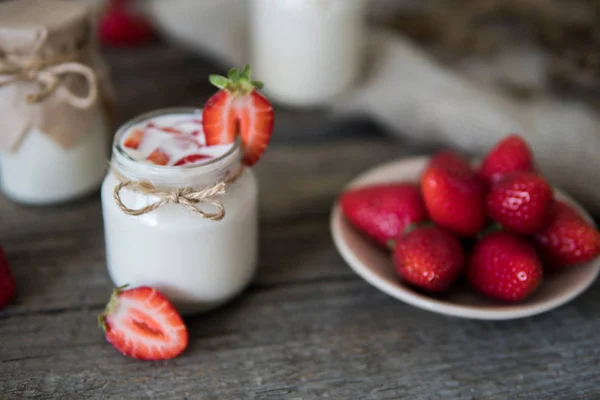 Yougurt bio dans un bocal à la fraise. Fraise fraîche avec yo — Photo