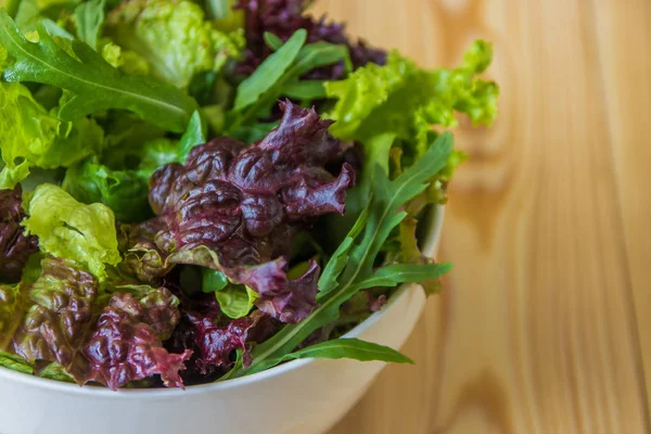 Foglie di insalata, lattuga viola, spinaci, rucola. Sala fresca mista — Foto Stock