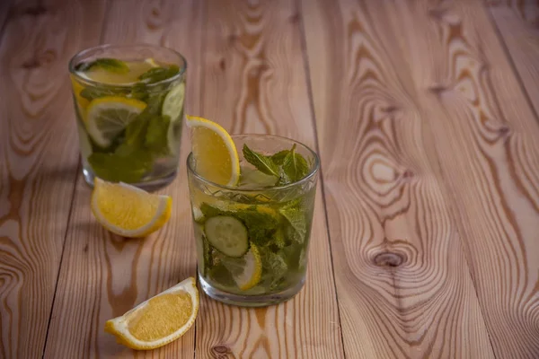 Детоксикация воды, свежий органический лимонад со льдом, огурец, лимон — стоковое фото