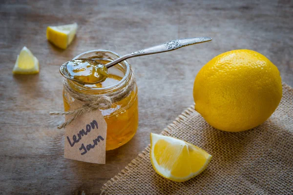 Hemgjord citron sylt i glasburk. Ekologisk färsk gul sylt — Stockfoto