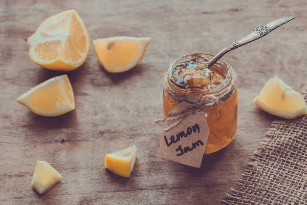 Selai lemon buatan sendiri dalam botol kaca. Selai kuning segar organik — Stok Foto