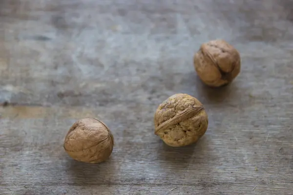 Ceviz ahşap masa üzerinde. Bütün taze ceviz