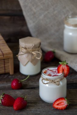 Organik yoğurt çilek kavanoza. Taze çilek ile yo