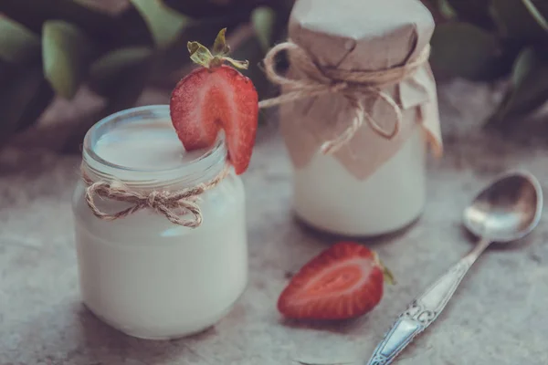 Yougurt bio dans un bocal à la fraise. Fraise fraîche avec yo — Photo