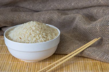 Pirinç beyaz seramik kase yakın çekim