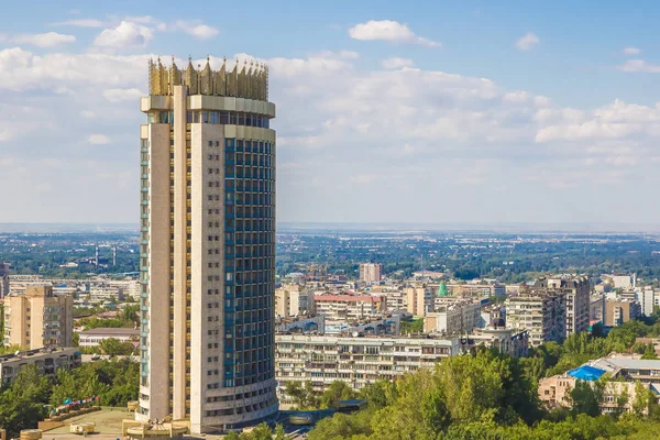 Almatı şehir manzaralı, yaz aylarında Kazakistan otel