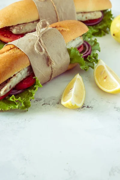 Sandwich with fried fish and vegetables. Balik ekmek - turkish f — Stock Photo, Image