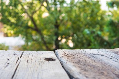 Ahşap boş masa ve yeşil arka plan bulanık