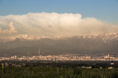 Almatı şehri panoramik manzarası, Kazakistan. Bulutlu gökyüzü, dağlar
