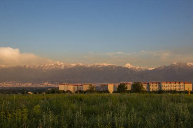 Almatı şehri panoramik manzarası, Kazakistan. Bulutlu gökyüzü, dağlar
