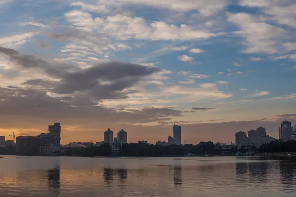 Iset floden och staden damm i Yekaterinburg centrum — Stockfoto