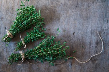 Kekik grup. Ahşap arka plan üzerinde taze thymes demet