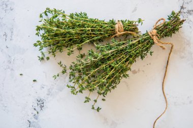 Beyaz zemin üzerine kekik. Bir demet taze kekik