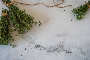 Beyaz zemin üzerine kekik. Bir demet taze kekik