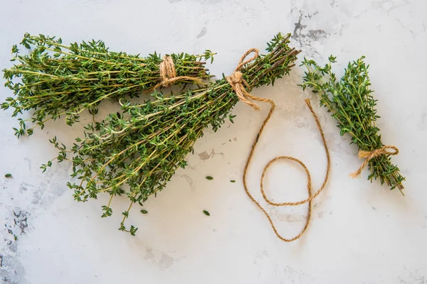 Beyaz zemin üzerine kekik. Bir demet taze kekik