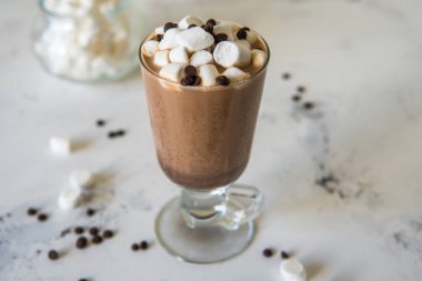 Sıcak çikolata veya kakao marshmallows ile bir bardak kupa 