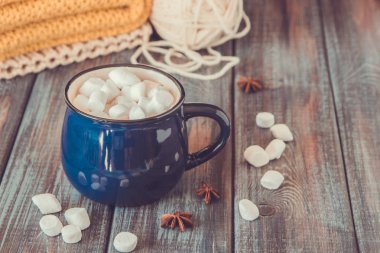 Sıcak çikolata veya kakao marshmallows ile mavi bir kupa üzerinde ta