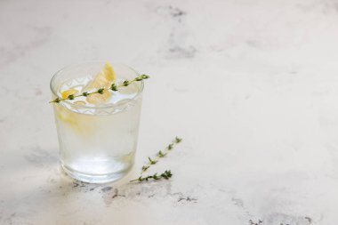 Limon ve cam, kopya alanı kekik suyu Detoks 