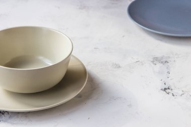 Beyaz bir arka plan üzerinde seramik kaplamalar yakın çekim