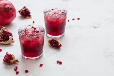 Pomogranate suyu buz ve meyve dilimleri, kopya alanı ile