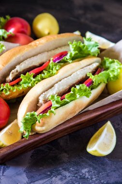 Kızarmış balık ve sebze ile sandviç. Balık ekmek - Türk f