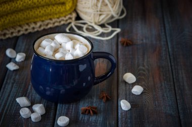 Sıcak çikolata veya kakao marshmallows ile mavi bir kupa üzerinde ta