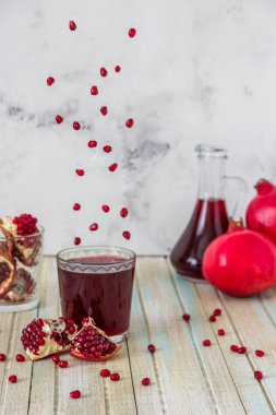 Nar suyu ve meyve dilimleri. Tahıl g uçuyor