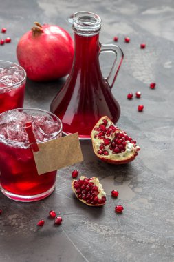 Pomogranate suyu buz, meyve dilimleri ve kağıt, metin