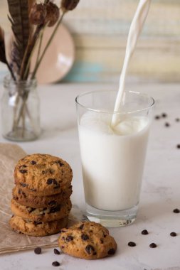 Süt bir cam ve çikolata ile tanımlama