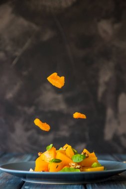 Kabak, ceviz ve yeşil salata yaprakları, havaya yükselme ingredi