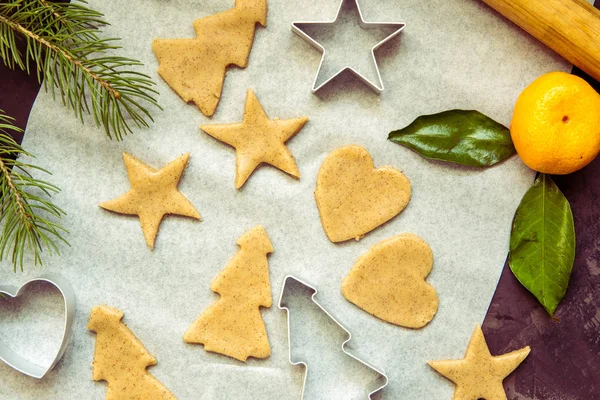 Biscoitos de Natal crus em uma vista superior de papel — Fotografia de Stock