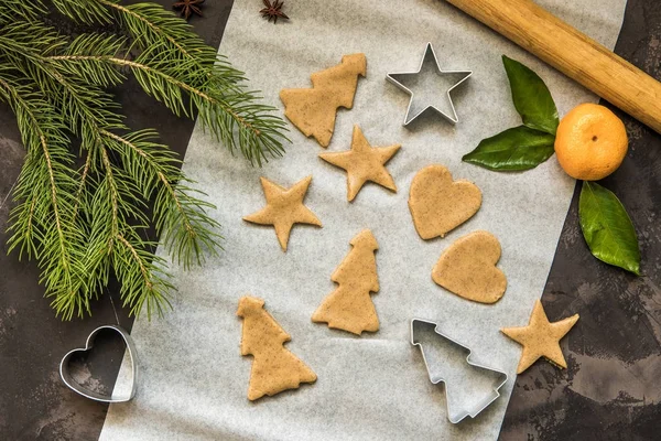 Biscoitos de Natal crus em uma vista superior de papel — Fotografia de Stock