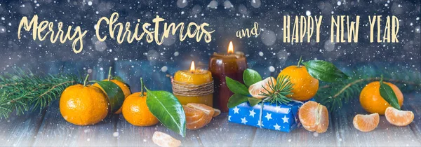 Κάρτα Χριστουγέννων και Πρωτοχρονιάς με κεριά, κλαδιά έλατου και μανταρίνια, πανοραμική αντίγραφο χώρου. — Φωτογραφία Αρχείου