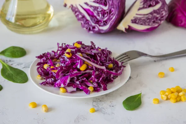 Φρέσκο κόκκινο λάχανο σαλάτα με καλαμπόκι. Χορτοφάγων και διατροφή τροφίμων — Φωτογραφία Αρχείου