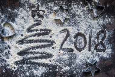2018 yeni yıl un içinde ahşap arka plan üzerinde yazılı