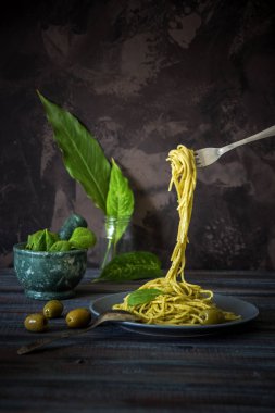 Pesto soslu spagetti. İtalyan geleneksel çanak