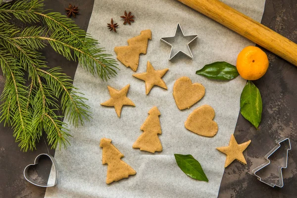 Biscoitos de Natal crus em uma vista superior de papel — Fotografia de Stock