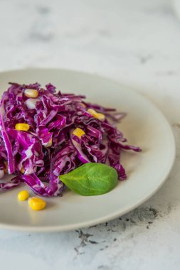 Mısır ile taze kırmızı lahana salatası. Vejeteryan ve diyet yemekleri