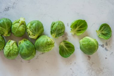 Taze Brüksel lahanası beyaz zemin üstüne görüntülemek