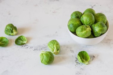 Beyaz bir kase taze Brüksel lahanası