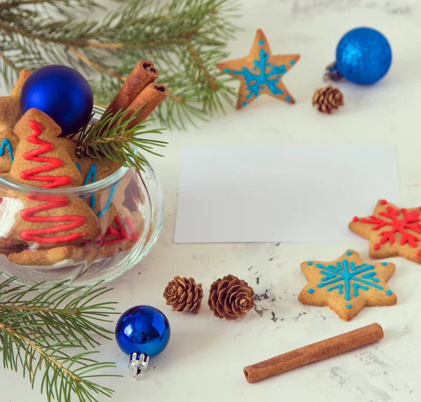 Ano Novo e cartão de Natal com biscoitos, espaço para o seu tex — Fotografia de Stock