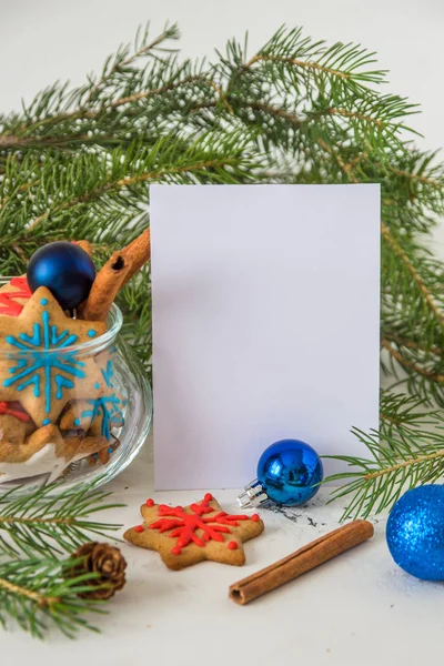 Natal e biscoitos de ano novo. Feliz cartão de Natal com espaço — Fotografia de Stock