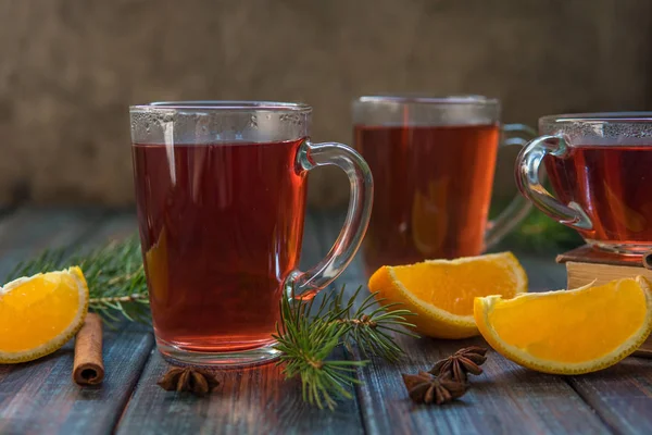 Tea egy üveg bögre, fahéj kibír, a narancs és a fenyő branc — Stock Fotó