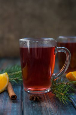 Bir cam kupa, tarçın sopa, portakal ve köknar branc çay