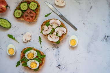 Ciabatta kahvaltı için. Sandviç roka, yumurta, mantar ile,